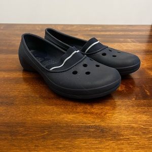 Crocs. Women’s size 7. Elastic band. Navy blue. Great condition